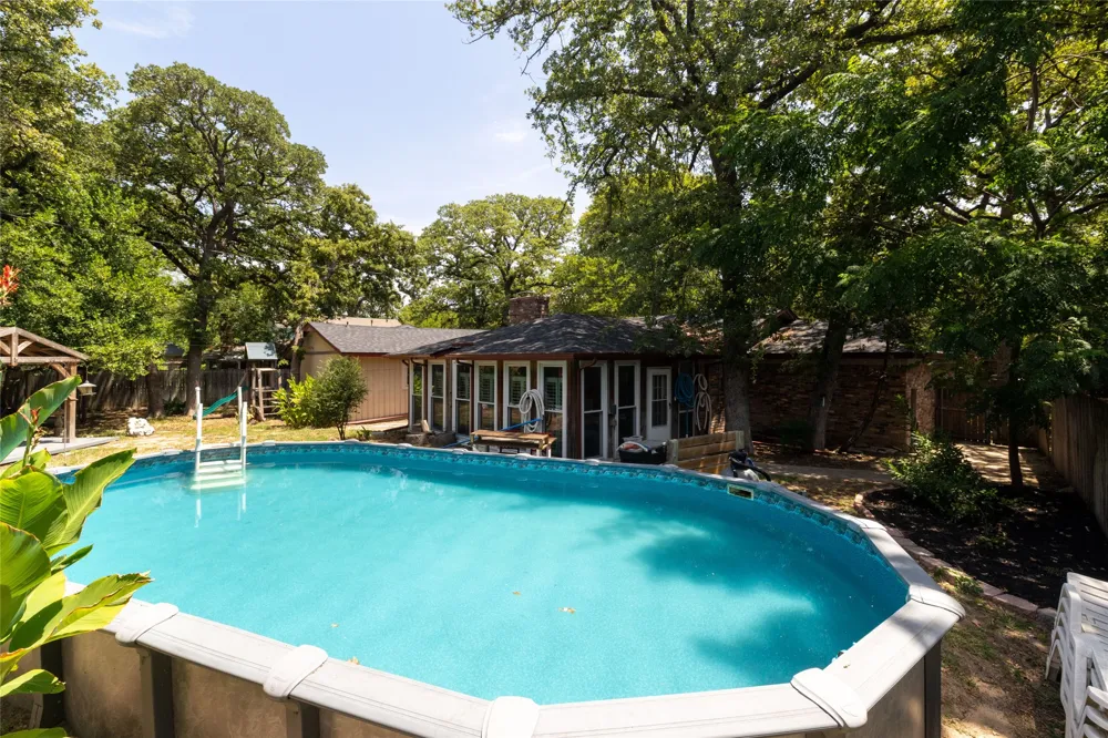 637 Post Oak Drive Hurst, TX 76053