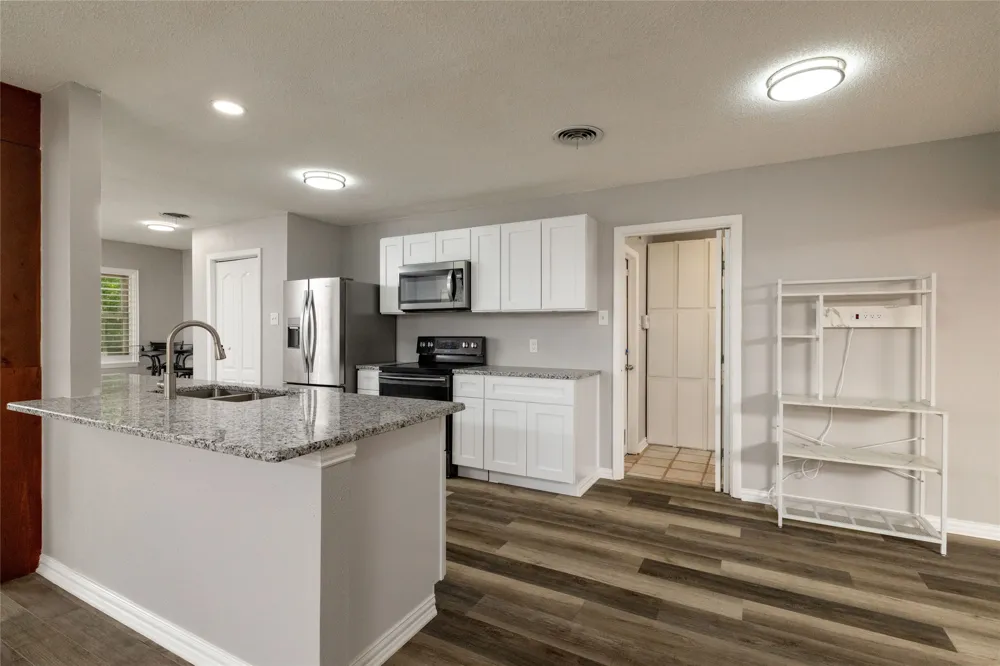 637 Post Oak Drive Hurst, TX 76053