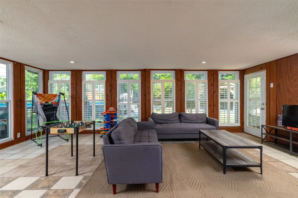 637 Post Oak Drive Hurst, TX 76053
