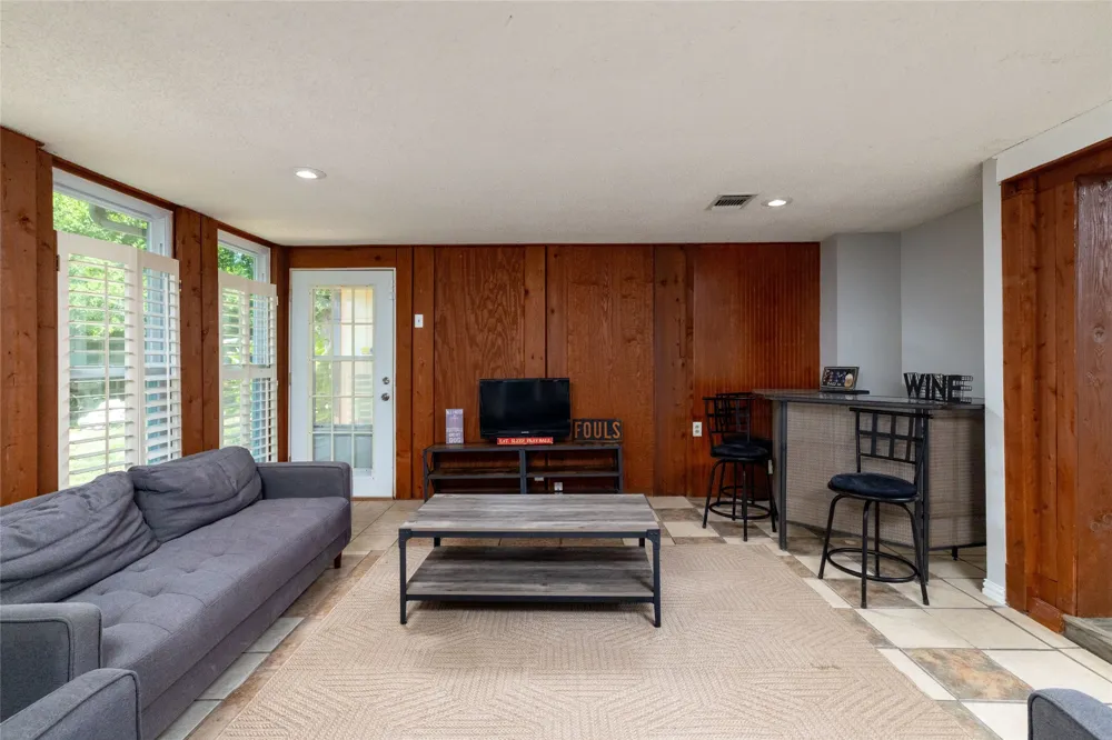 637 Post Oak Drive Hurst, TX 76053