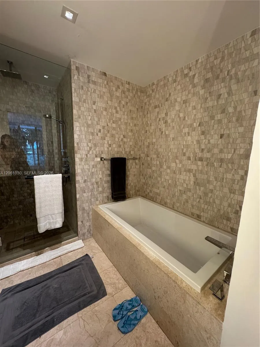 88 SW 7th St #805 Miami, FL 33130