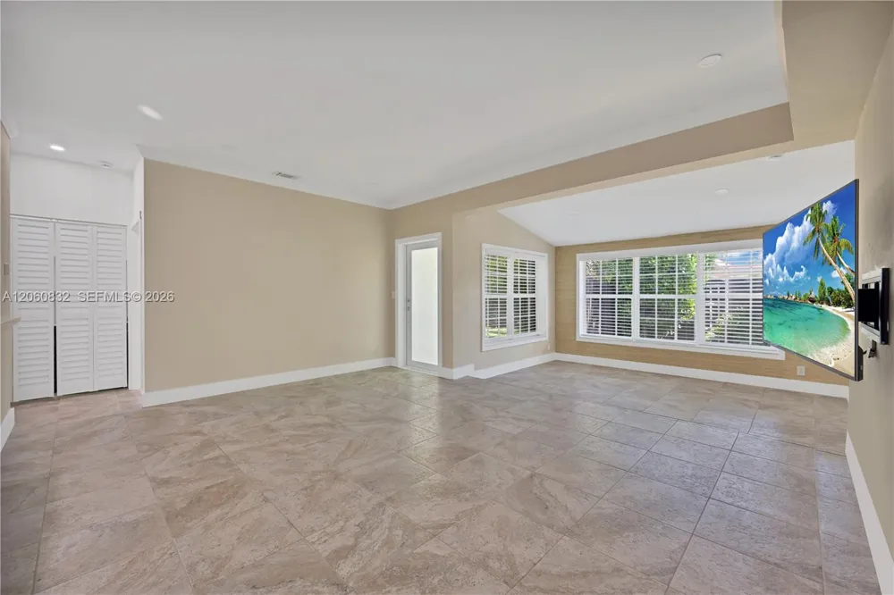 818 NE 3rd St Hallandale Beach, FL 33009