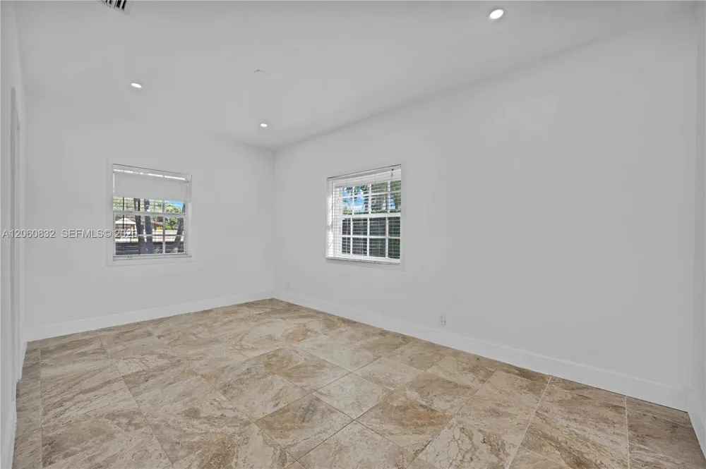 818 NE 3rd St Hallandale Beach, FL 33009