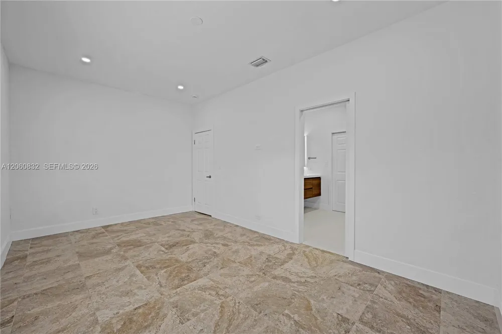 818 NE 3rd St Hallandale Beach, FL 33009
