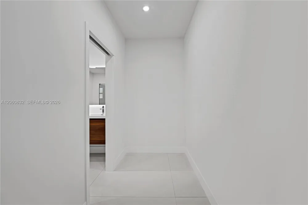 818 NE 3rd St Hallandale Beach, FL 33009