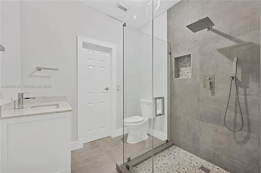 818 NE 3rd St Hallandale Beach, FL 33009