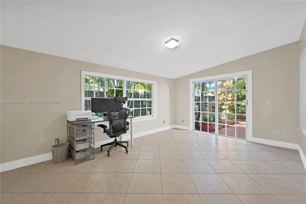 818 NE 3rd St Hallandale Beach, FL 33009