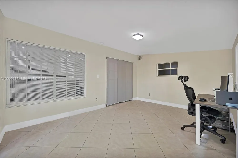 818 NE 3rd St Hallandale Beach, FL 33009