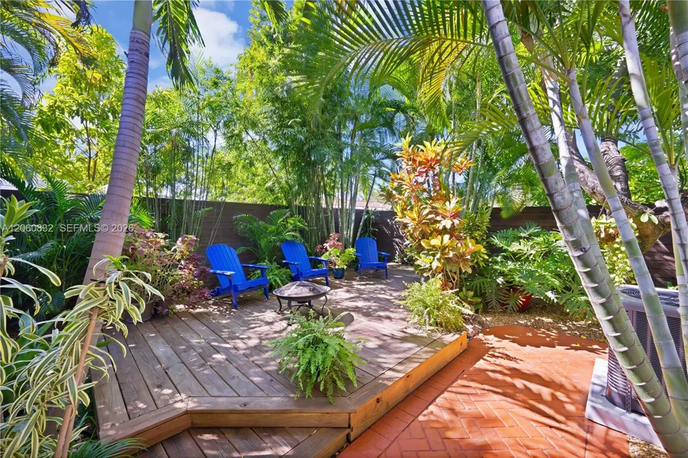 818 NE 3rd St Hallandale Beach, FL 33009