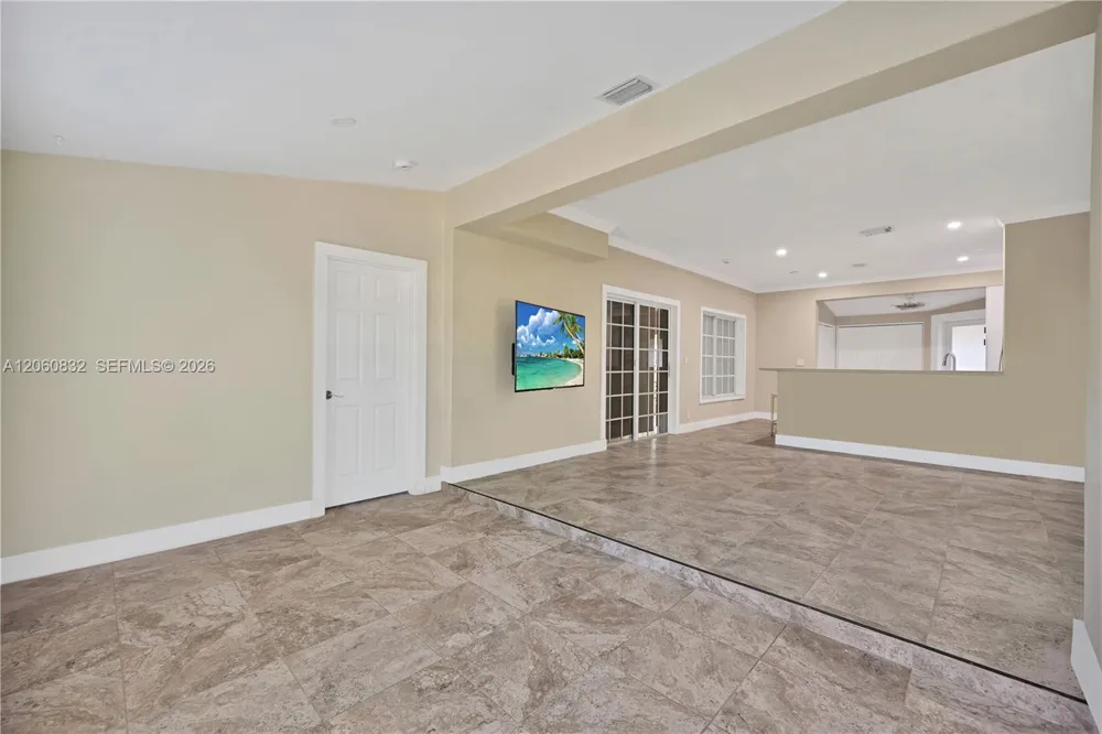 818 NE 3rd St Hallandale Beach, FL 33009