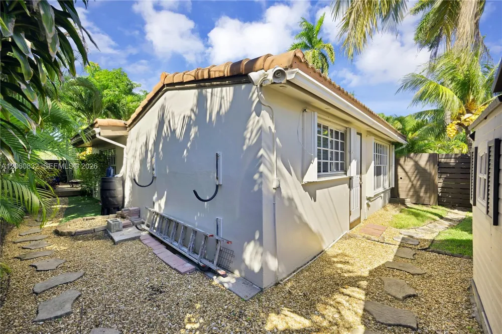 818 NE 3rd St Hallandale Beach, FL 33009