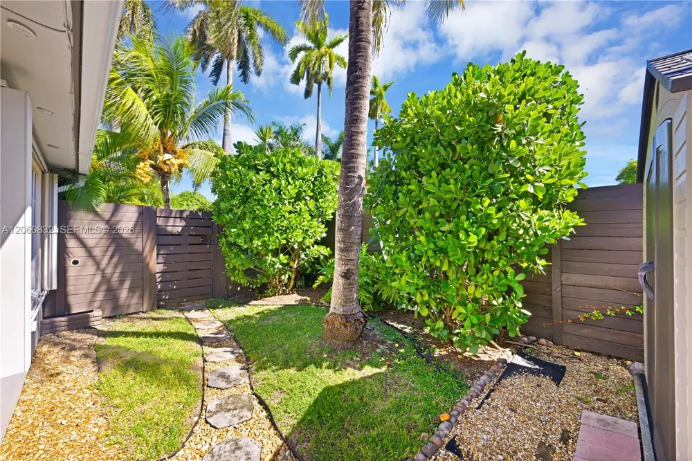 818 NE 3rd St Hallandale Beach, FL 33009
