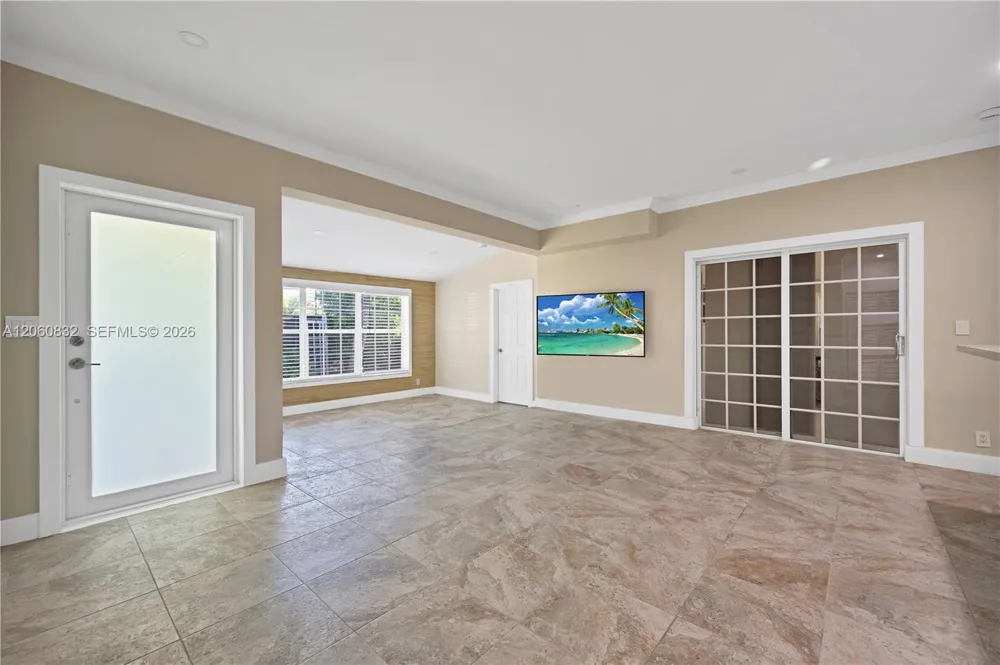 818 NE 3rd St Hallandale Beach, FL 33009