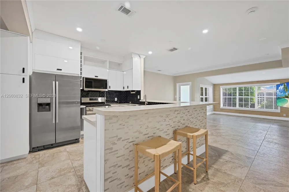 818 NE 3rd St Hallandale Beach, FL 33009