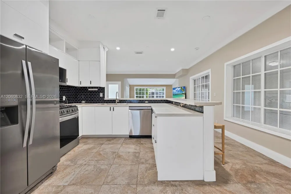 818 NE 3rd St Hallandale Beach, FL 33009