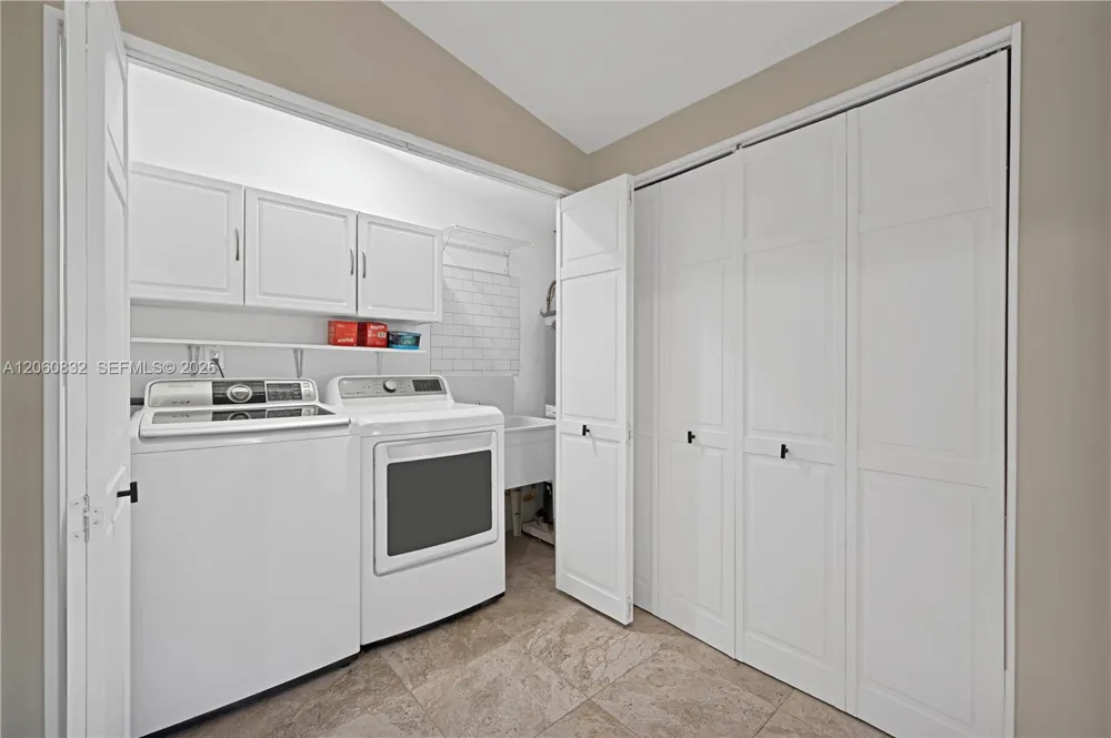818 NE 3rd St Hallandale Beach, FL 33009