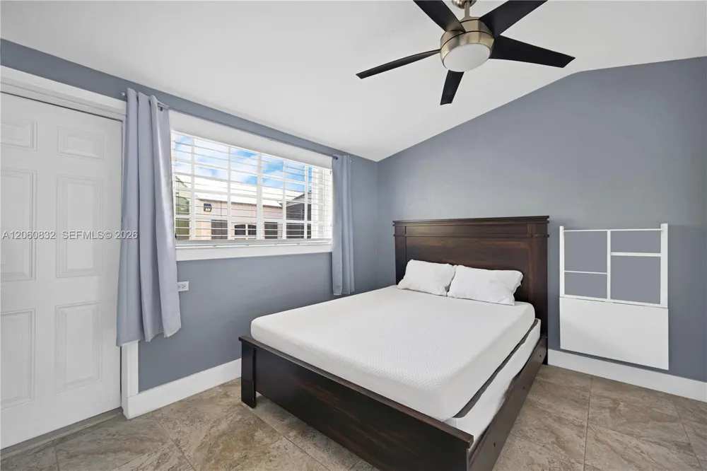 818 NE 3rd St Hallandale Beach, FL 33009