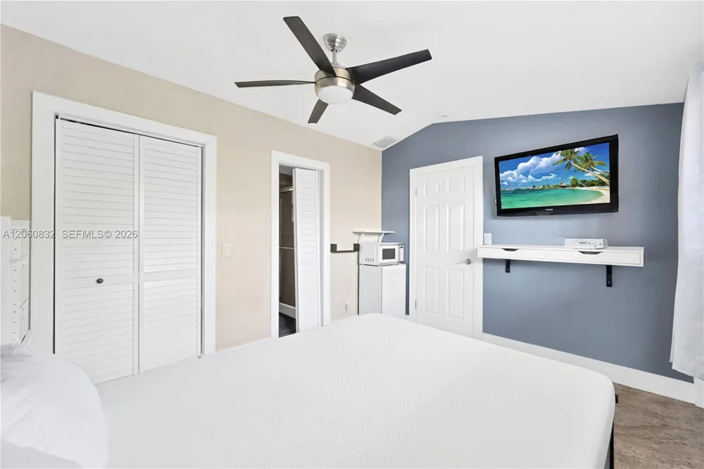 818 NE 3rd St Hallandale Beach, FL 33009