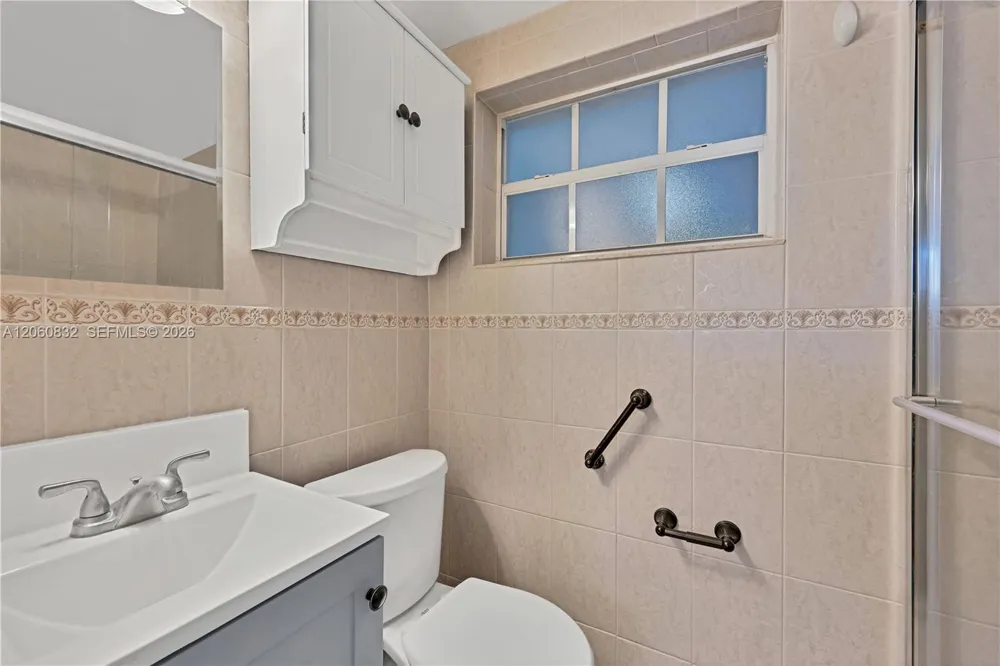 818 NE 3rd St Hallandale Beach, FL 33009