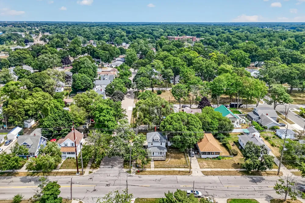 2258 Lincoln Street Muskegon, MI 49441