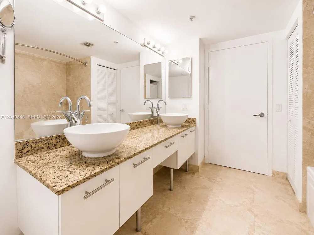 41 SE 5th St #1412 Miami, FL 33131