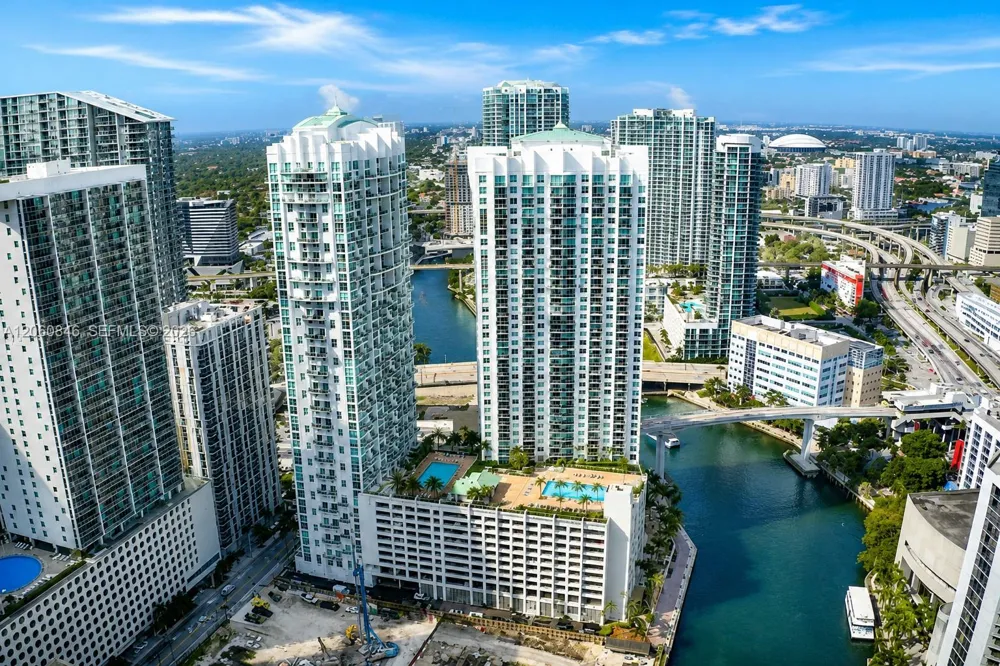 41 SE 5th St #1412 Miami, FL 33131