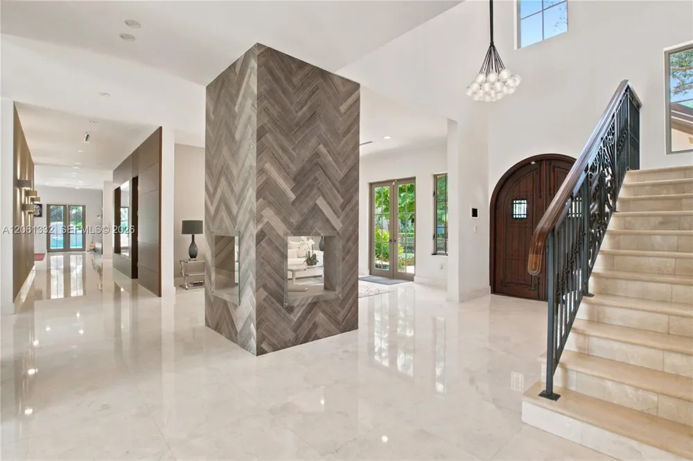 9501 Kerwood Ct Coral Gables, FL 33156