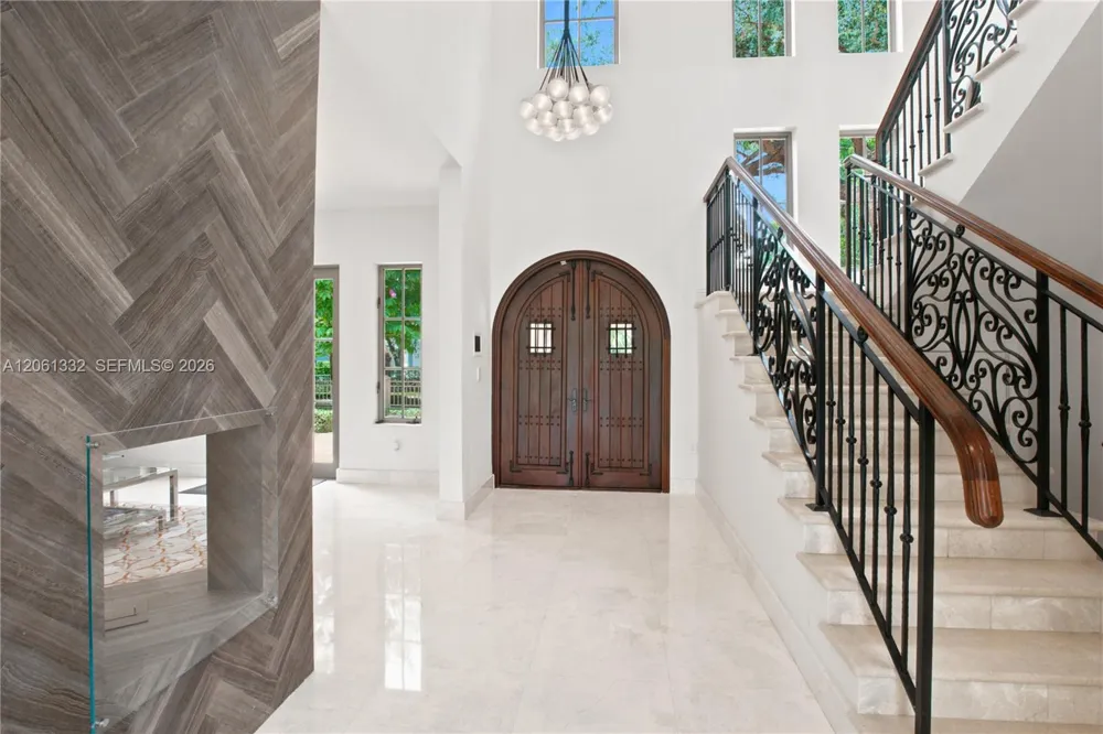 9501 Kerwood Ct Coral Gables, FL 33156
