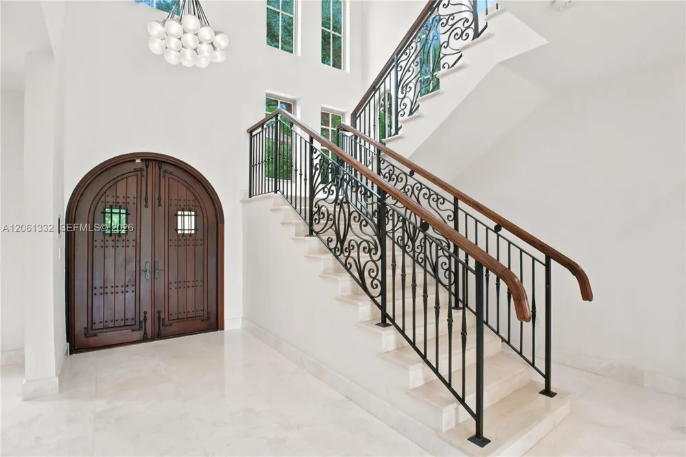 9501 Kerwood Ct Coral Gables, FL 33156