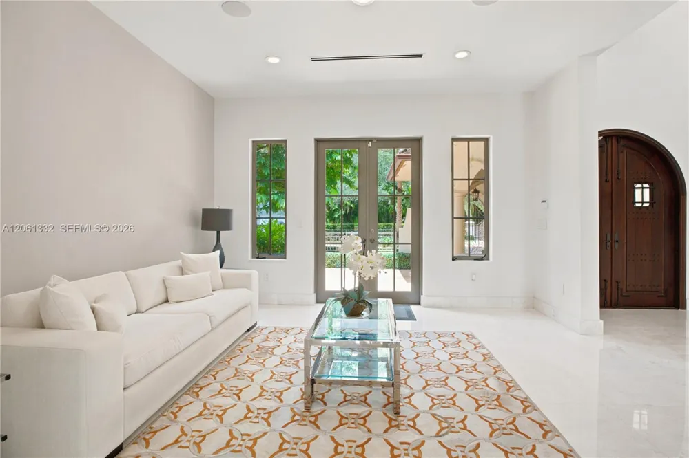 9501 Kerwood Ct Coral Gables, FL 33156