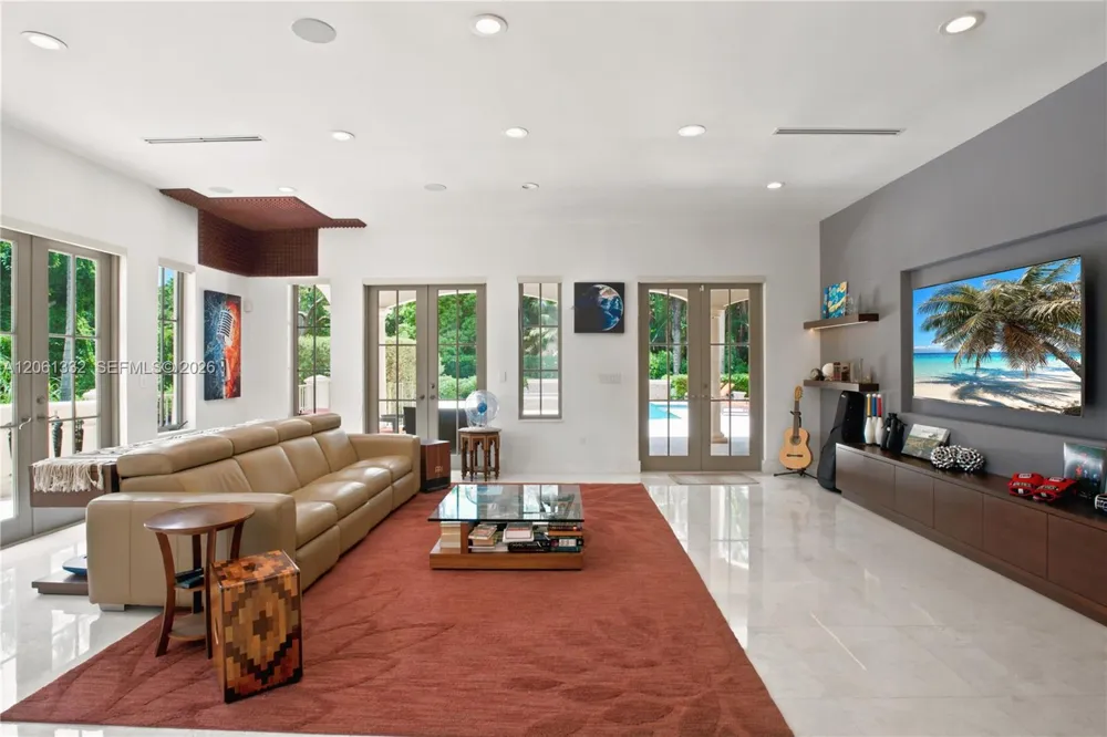 9501 Kerwood Ct Coral Gables, FL 33156