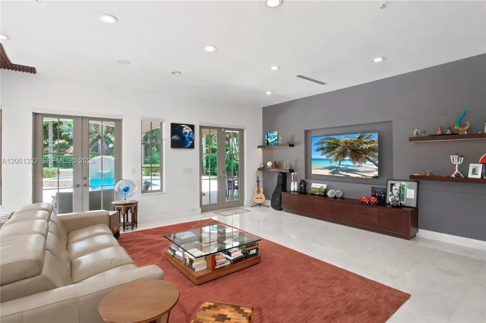 9501 Kerwood Ct Coral Gables, FL 33156