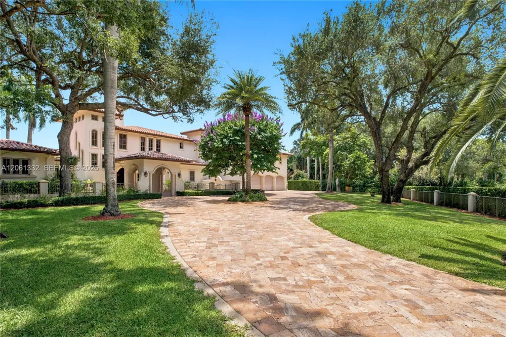 9501 Kerwood Ct Coral Gables, FL 33156