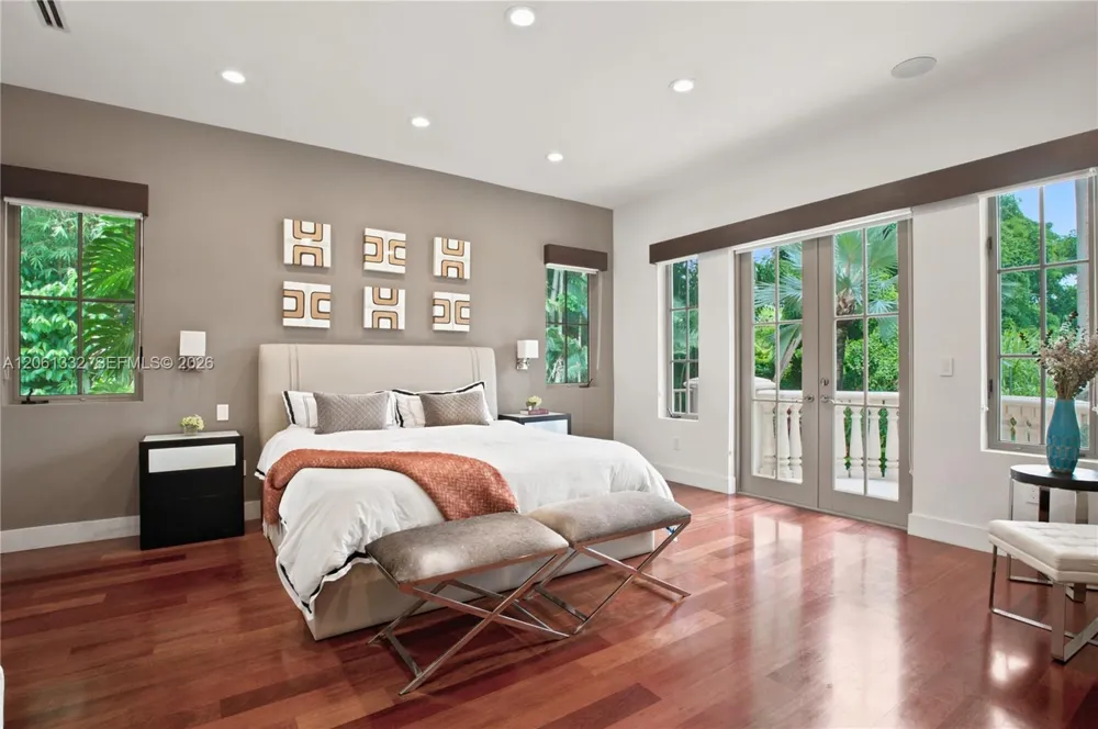 9501 Kerwood Ct Coral Gables, FL 33156
