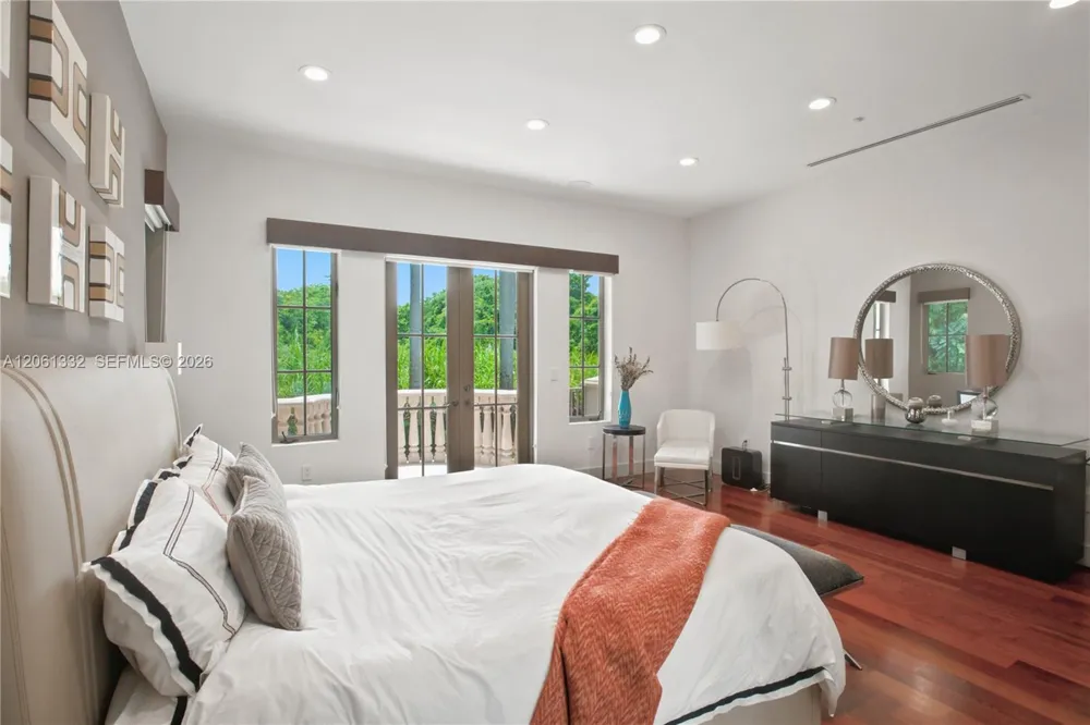 9501 Kerwood Ct Coral Gables, FL 33156