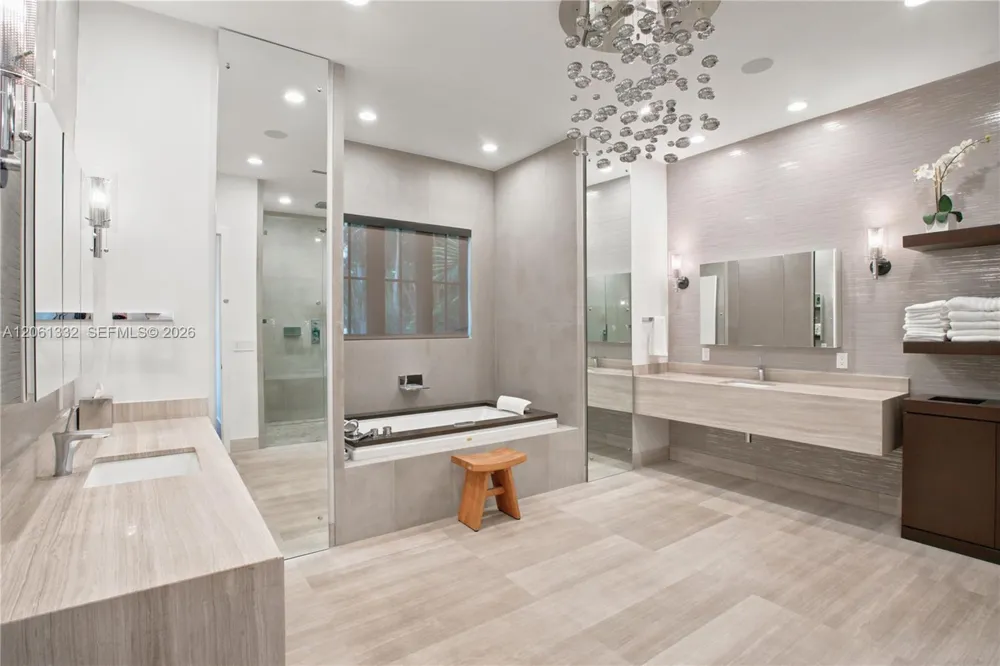 9501 Kerwood Ct Coral Gables, FL 33156