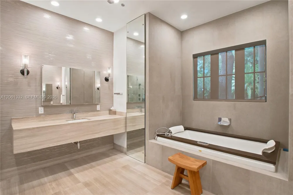 9501 Kerwood Ct Coral Gables, FL 33156