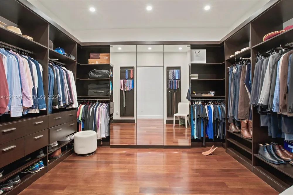 9501 Kerwood Ct Coral Gables, FL 33156