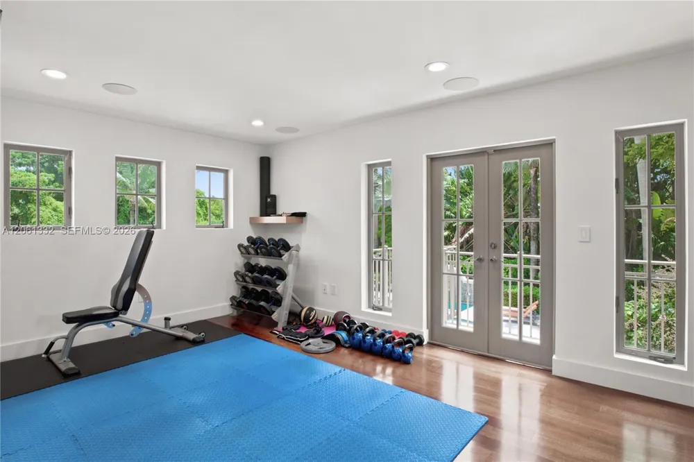 9501 Kerwood Ct Coral Gables, FL 33156