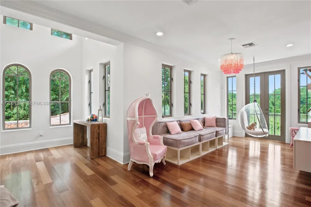 9501 Kerwood Ct Coral Gables, FL 33156