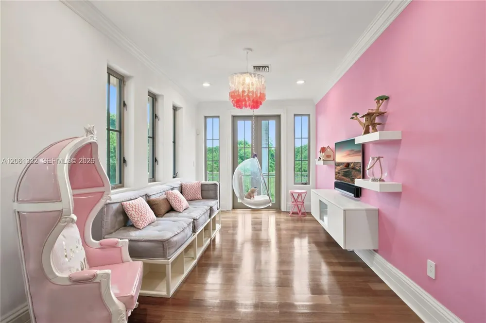 9501 Kerwood Ct Coral Gables, FL 33156