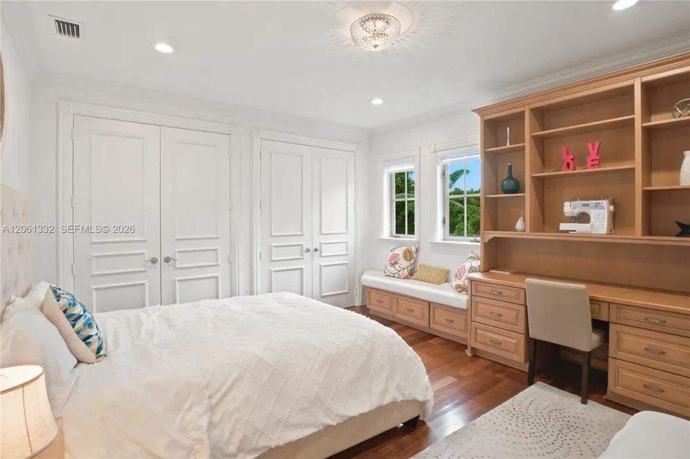 9501 Kerwood Ct Coral Gables, FL 33156