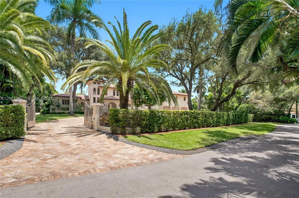 9501 Kerwood Ct Coral Gables, FL 33156