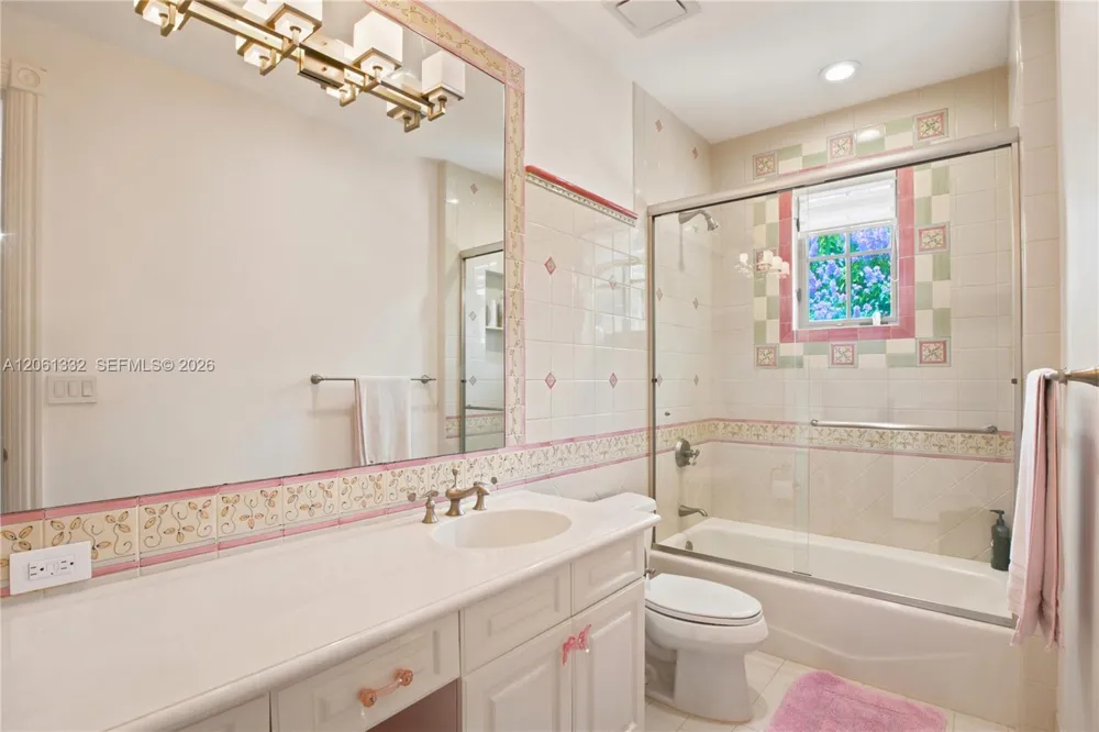 9501 Kerwood Ct Coral Gables, FL 33156
