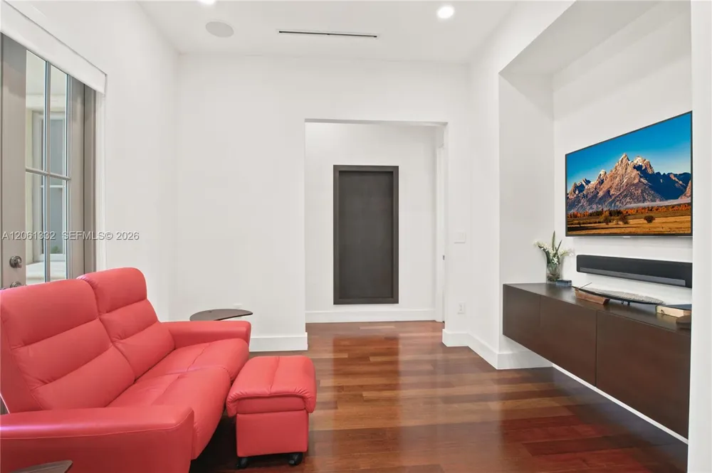 9501 Kerwood Ct Coral Gables, FL 33156