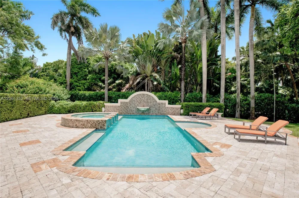 9501 Kerwood Ct Coral Gables, FL 33156