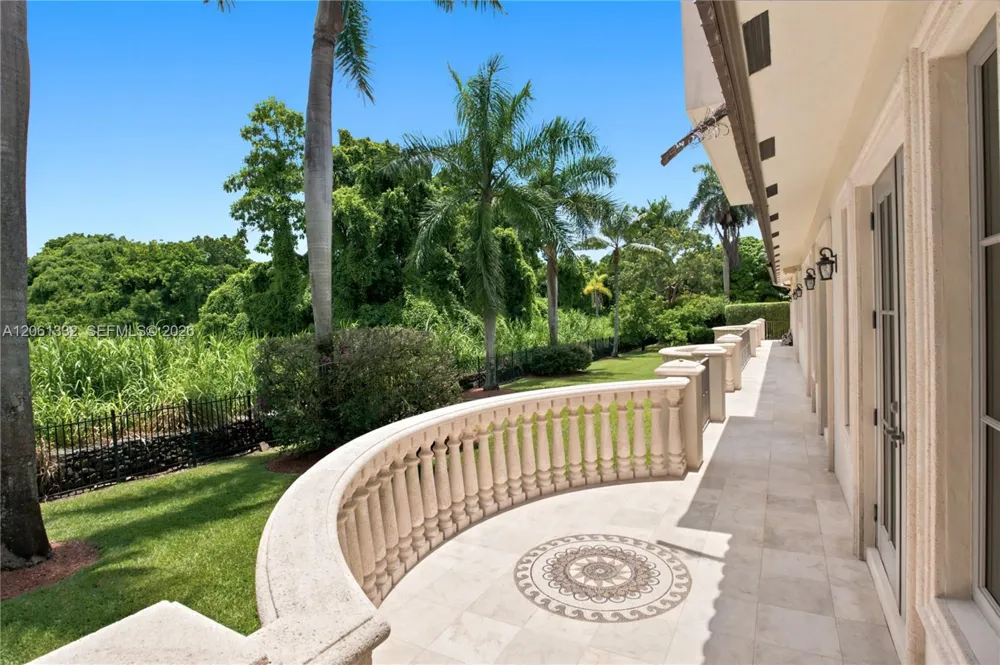 9501 Kerwood Ct Coral Gables, FL 33156