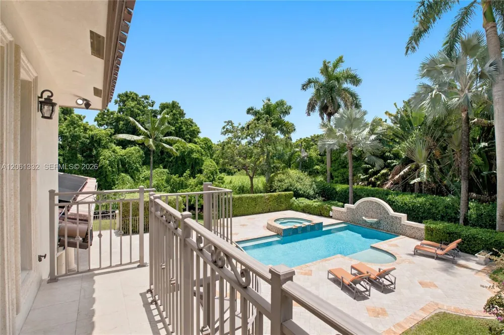 9501 Kerwood Ct Coral Gables, FL 33156