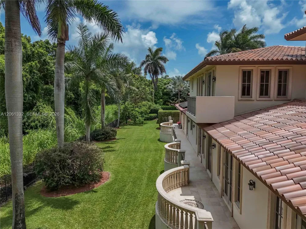 9501 Kerwood Ct Coral Gables, FL 33156