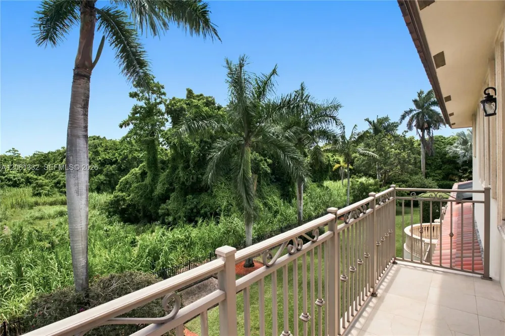 9501 Kerwood Ct Coral Gables, FL 33156